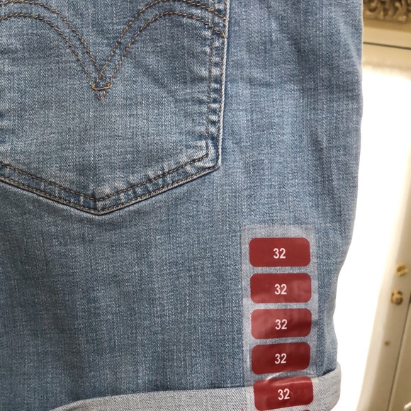 New Levis Women’s Mid-length shorts.  Size 14/W32. - Picture 10 of 16